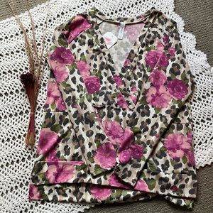 Beautiful pullover top. It’s honeyme brand and a size small